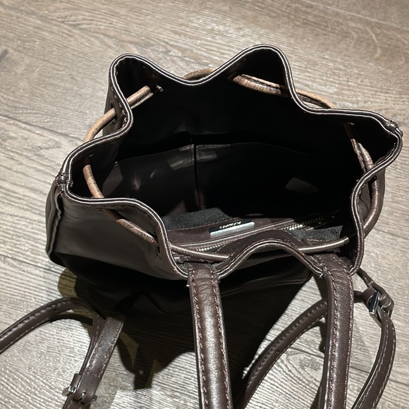 ARITZIA | Auxiliary Brown Leather Bucket Bag Backpack - Picture 7 of 15